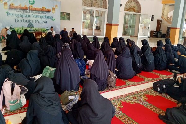 101 Santriwati Pasuruan Khatamkan Al-Qur’an di Masjid Agung Ar-Raudlah Kraksaan