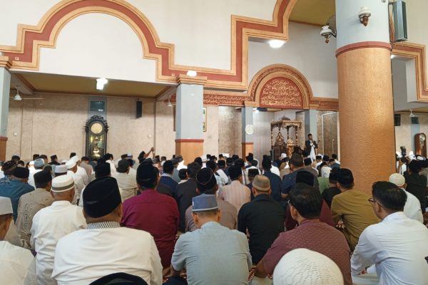 Idul Fitri 1446 H, Ribuan Umat Islam Penuhi Masjid Agung Ar-Raudlah Kraksaan