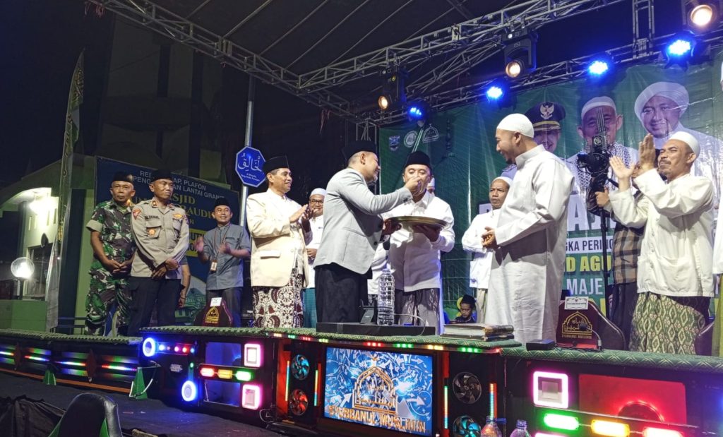 Kejutan Ultah Gus Bupati di Tengah Sholawat Akbar